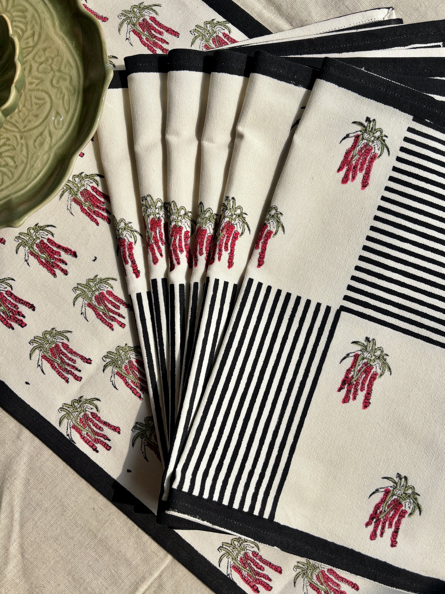 مفارش طاولة الطعام "كوبو" | مجموعة من قطعتين | باللونين الأسود والأحمر