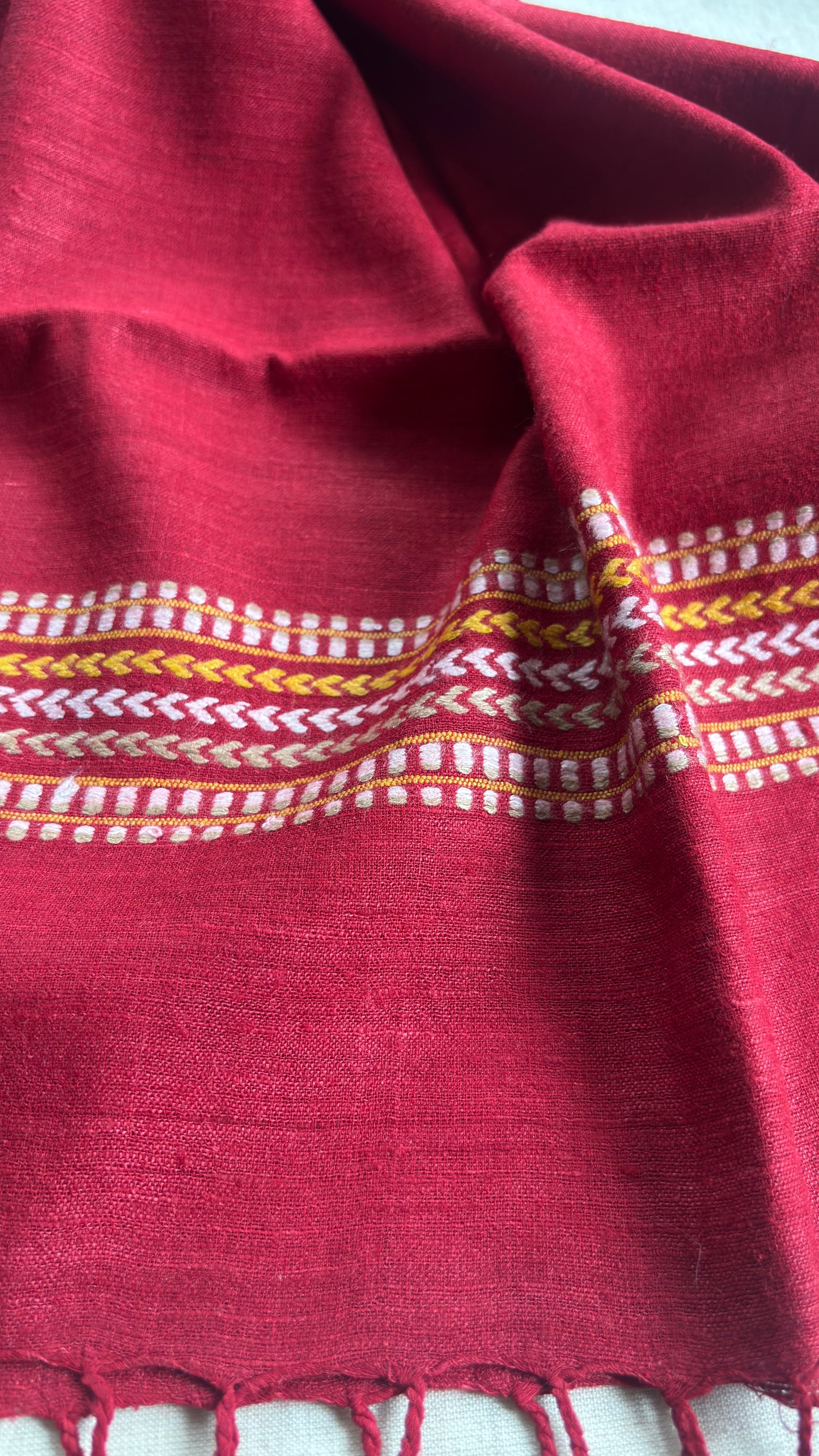 وشاح حرير أهيمسا باللون الأحمر مع حدود مخططة متعددة الألوان