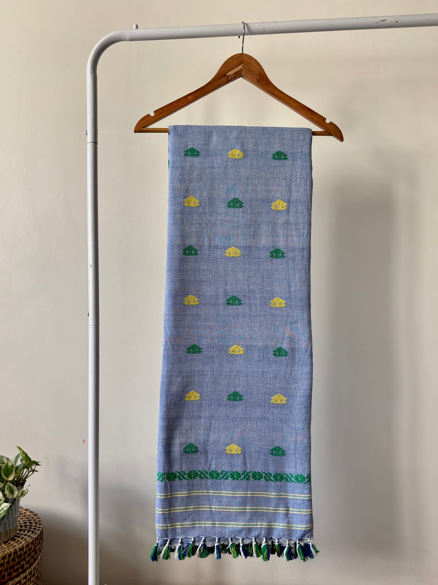 ساري قطني أبيض من الورود القادمة