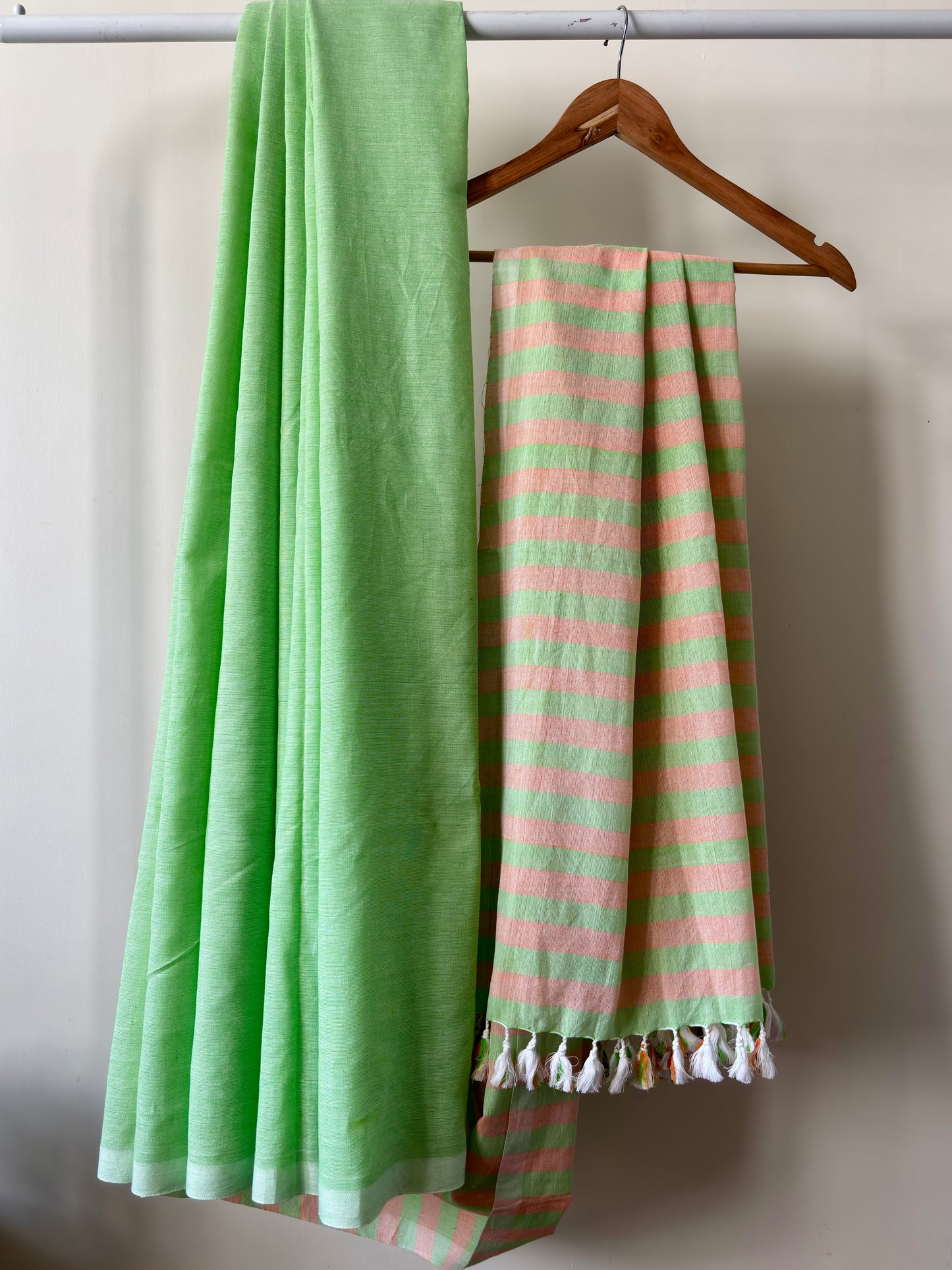 ساري قطني أبيض من الورود القادمة