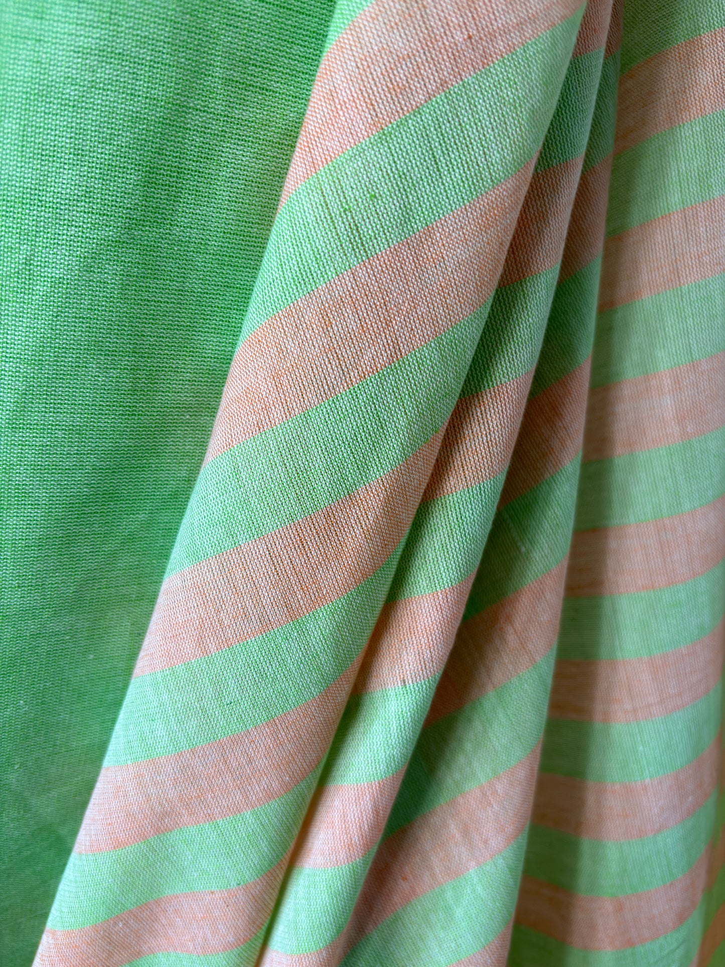 ساري قطني أبيض من الورود القادمة