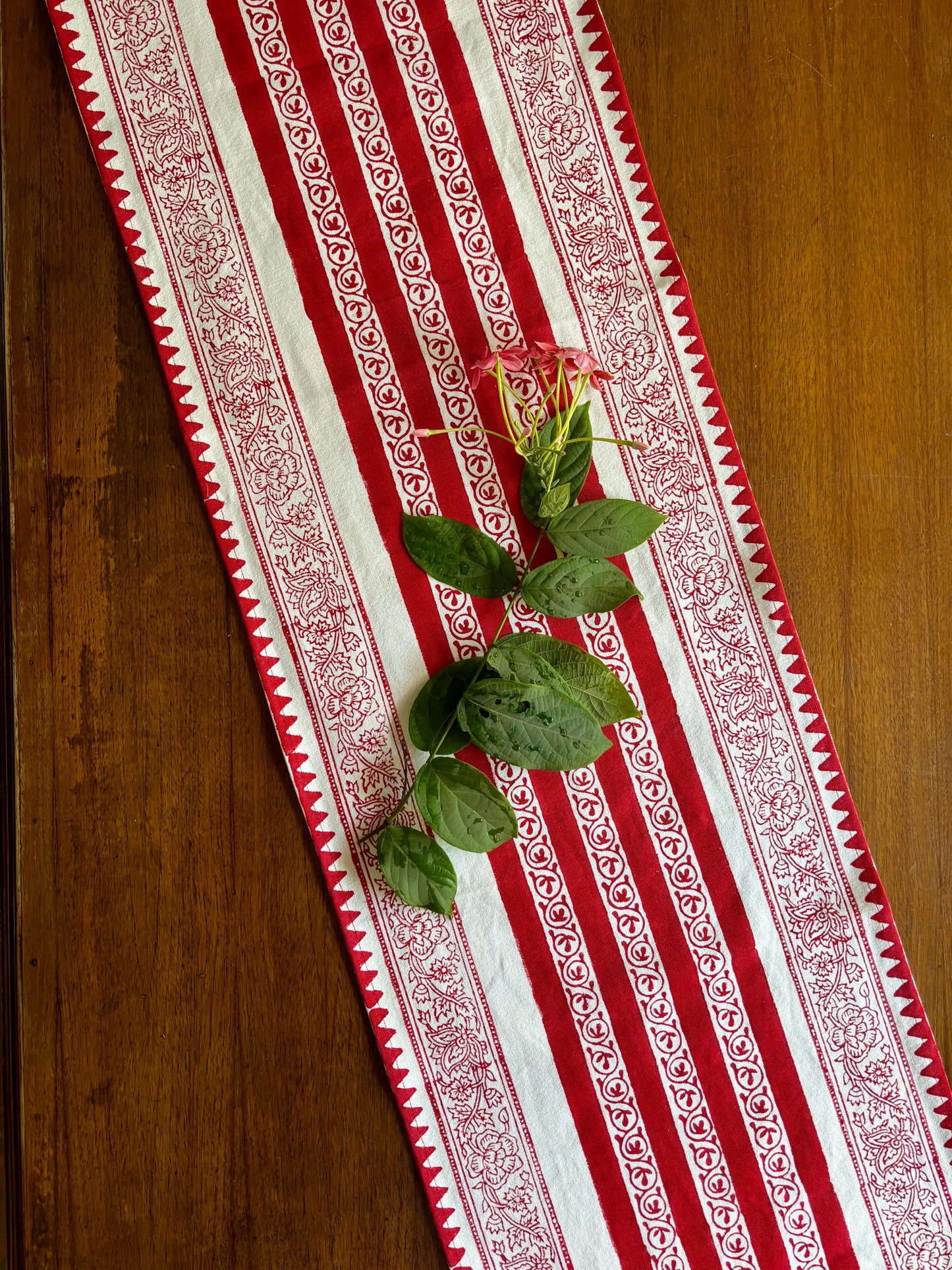 مفرش طاولة مطبوع عليه عبارة A Splash of Red يدويًا | أسود وأحمر وعاجي