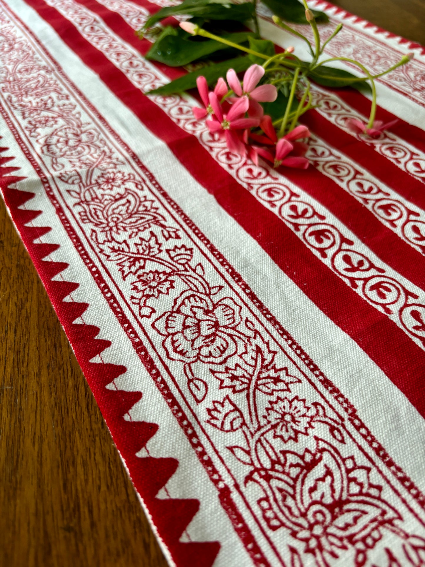 مفرش طاولة مطبوع عليه عبارة A Splash of Red يدويًا | أسود وأحمر وعاجي