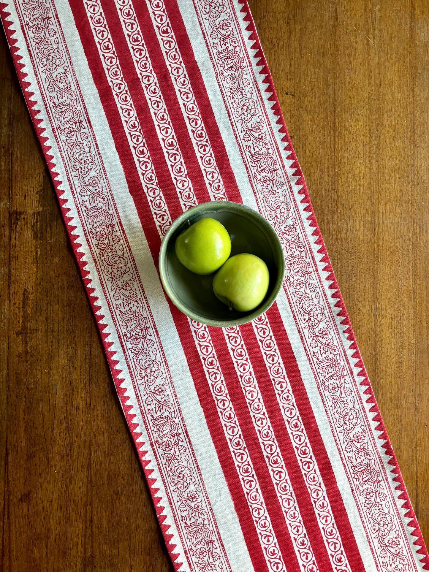 مفرش طاولة مطبوع عليه عبارة A Splash of Red يدويًا | أسود وأحمر وعاجي