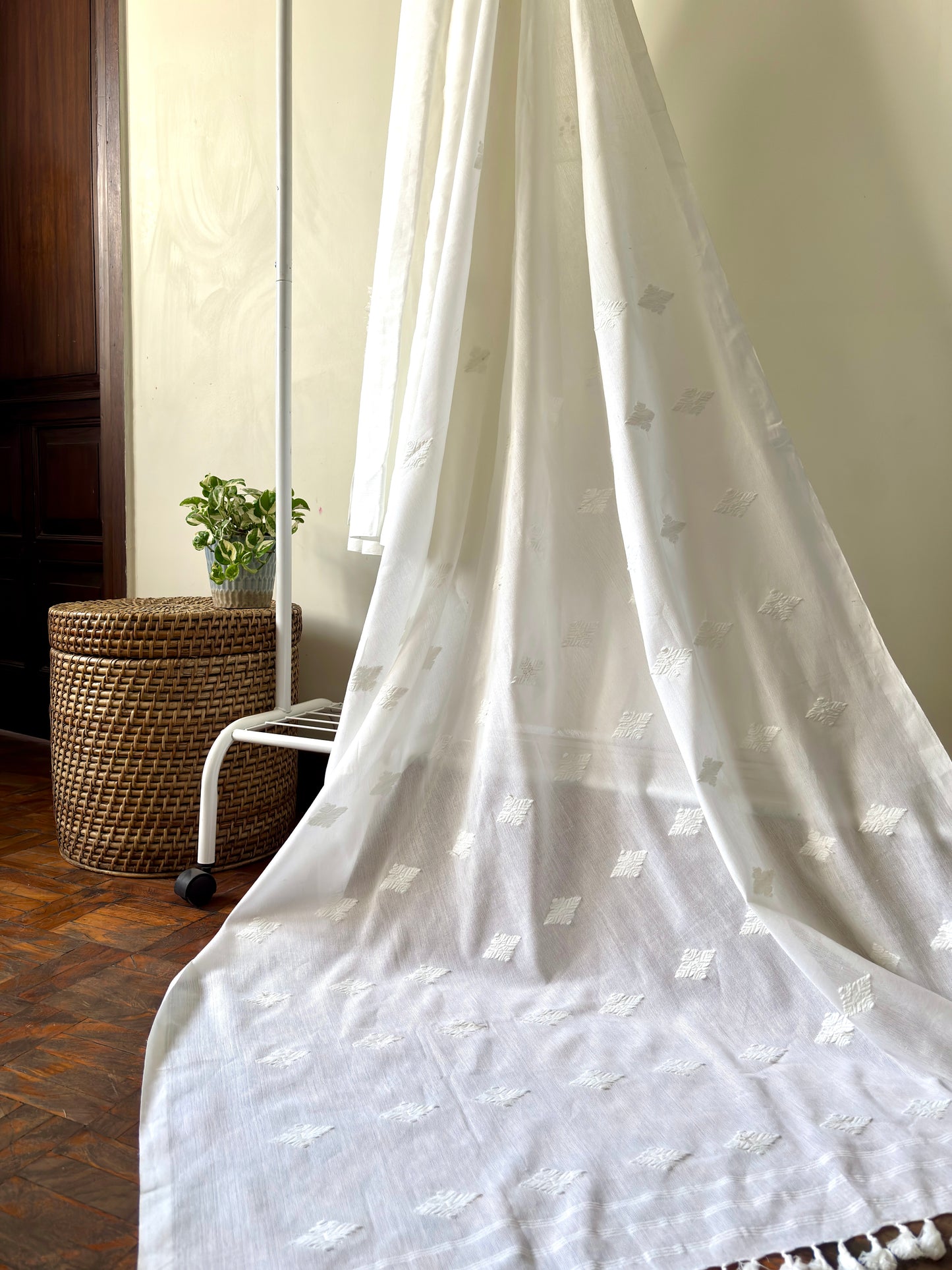 ساري قطني أبيض من الورود القادمة